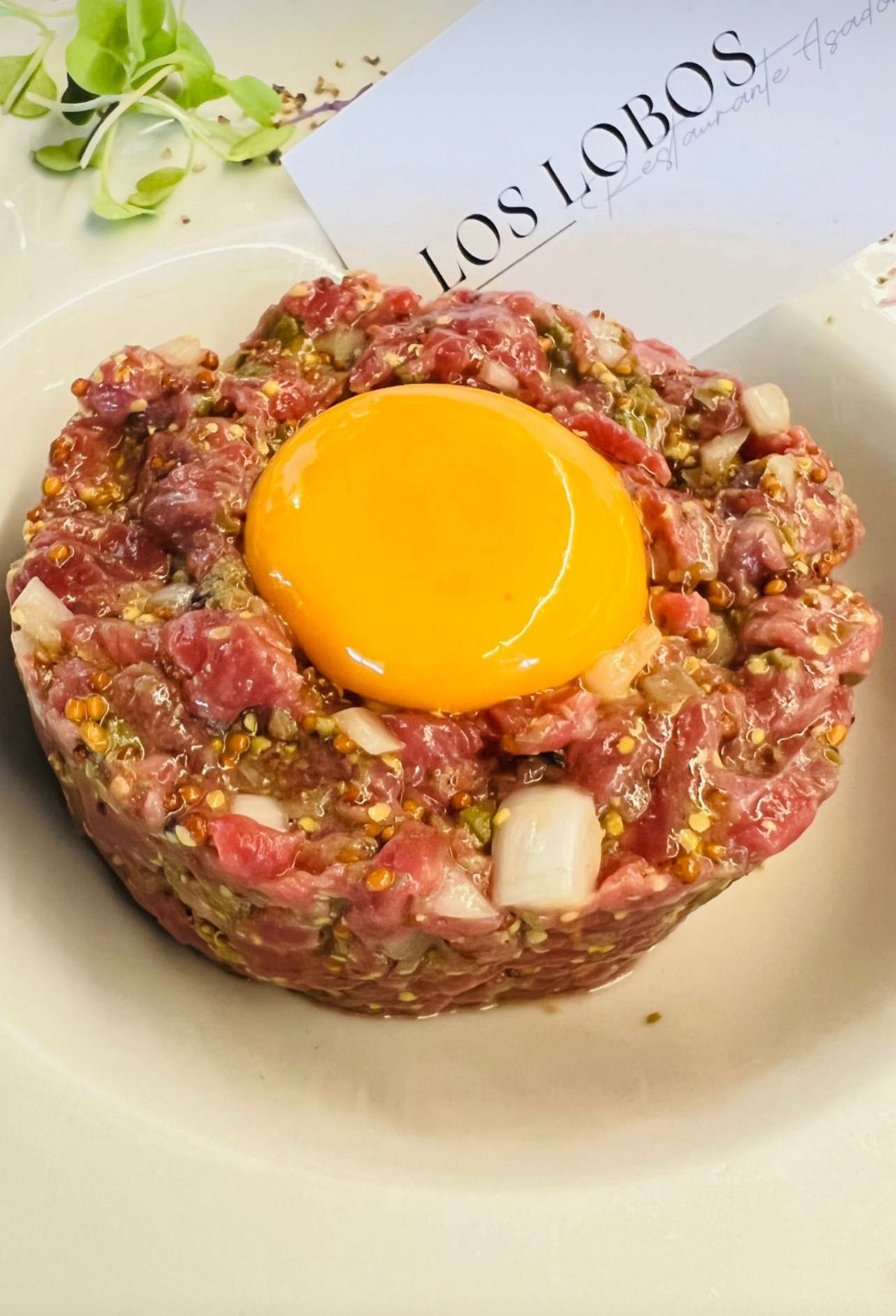 Steak Tartar Rubia Gallega con yema — Mesón Los Lobos Algarrobo