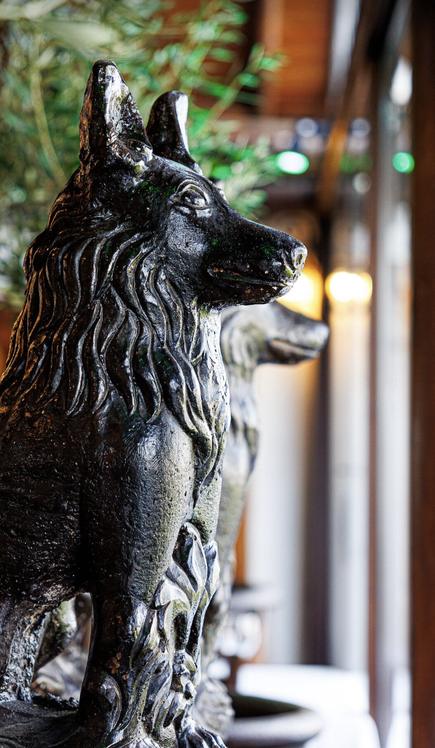 Lobos de metal a la entrada — Mesón Los Lobos Restaurante Asador Algarrobo